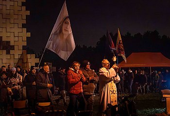 Dolina Śmierci ożywa modlitwą — tysiące Polaków walczą duchowo o przyszłość Ojczyzny