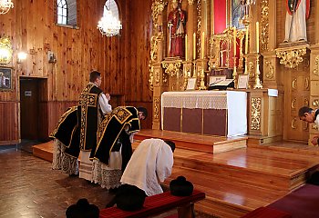 Symbolika i znaczenie obrzędu absolucji nad trumną. Wyjaśnienie obrzędów w klasycznym rycie rzymskim