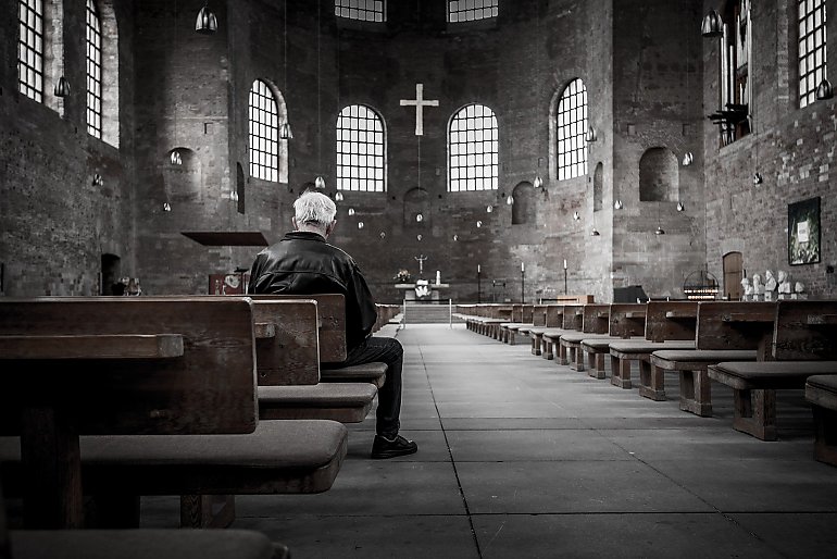 Większe obostrzenia dla uczestników liturgii w strefach czerwonej i żółtej