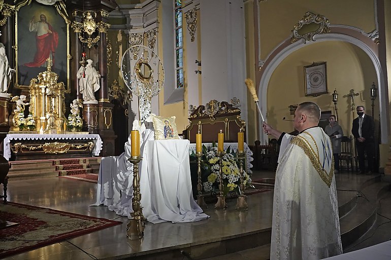 Józef Skrzek i Wiesław Komasa na wprowadzeniu relikwii św. Jana Pawła II   